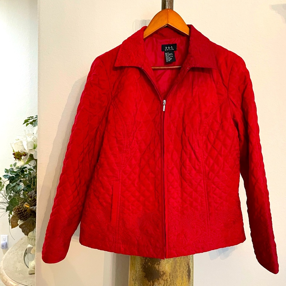 RQT Petite Red quilted lightweight Jacket SZ:PL frt zip embroidery Pockets EUC